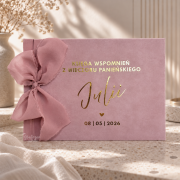 Różowa księga wspomnień Julii.png