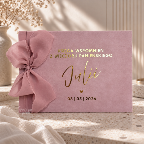 Różowa księga wspomnień Julii.png
